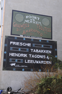 900554 Gezicht op de (gerestaureerde) muurreclames voor sigaretten en tabak op de zijgevel van het huis ...